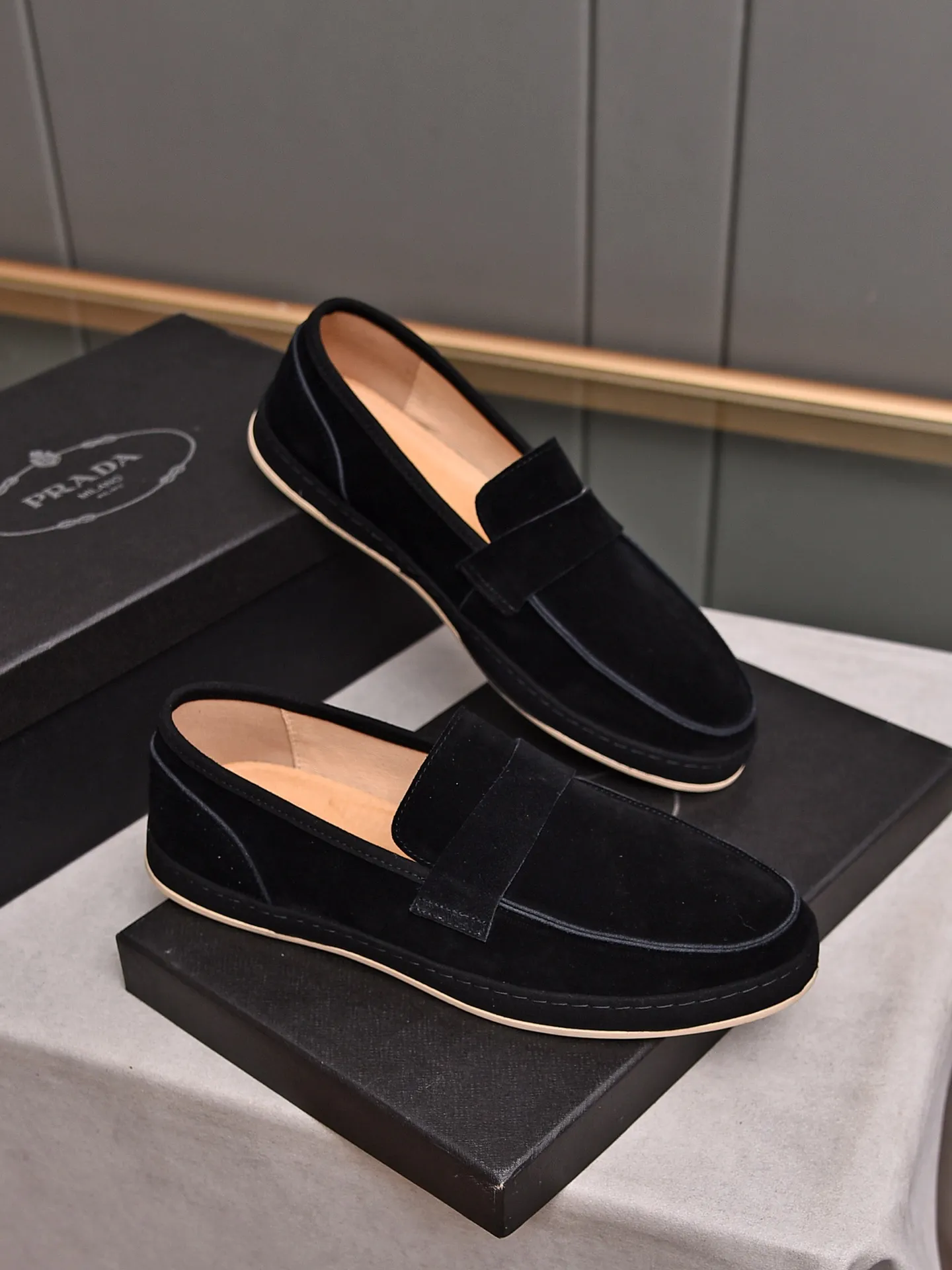 👟👟👟Men's Shoes💰P420 🆕🔥New Updates🔥👟PRADA (Prada) new products are released, imported soft cowhide, fashionable to allow air to penetrate the entire shoe, and the awesome shoes [strong] bring an extremely comfortable and breathable feeling! Beautiful inside and out! Exquisite workmanship, top-grade cowhide material, 😌Number: 38~44, black and white color options.